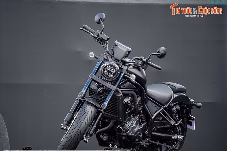 Phần đầu xe Rebel 1100 2025 sẽ vẫn duy trì kiểu dáng bobber đặc trưng với thiết kế đèn pha tròn gồm 4 bóng LED gương cầu độc đáo, tay lái đặt cao, yên xe dạng đơn hoặc đôi (tuỳ theo sở thích cá nhân).