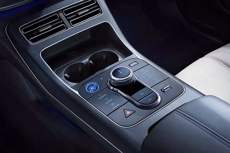 Sự kết hợp giữa hiệu suất mạnh mẽ và phạm vi di chuyển vượt trội giúp BYD SEAL 5 trở thành một mẫu xe cân bằng hiếm có. Đây là lựa chọn phù hợp cho cả khách hàng yêu thích cảm giác lái lẫn những người đặt sự tiện lợi và kinh tế lên hàng đầu.