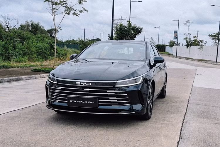 BYD Việt Nam chính thức hé lộ thông tin về mẫu sedan hoàn toàn mới BYD SEAL 5 PHEV 2026, xe dự kiến ra mắt trong tháng 10/2025 tại thị trường Việt Nam. Đây là mẫu sedan hạng C đầu tiên trong phân khúc được trang bị công nghệ hybrid sạc ngoài (PHEV).