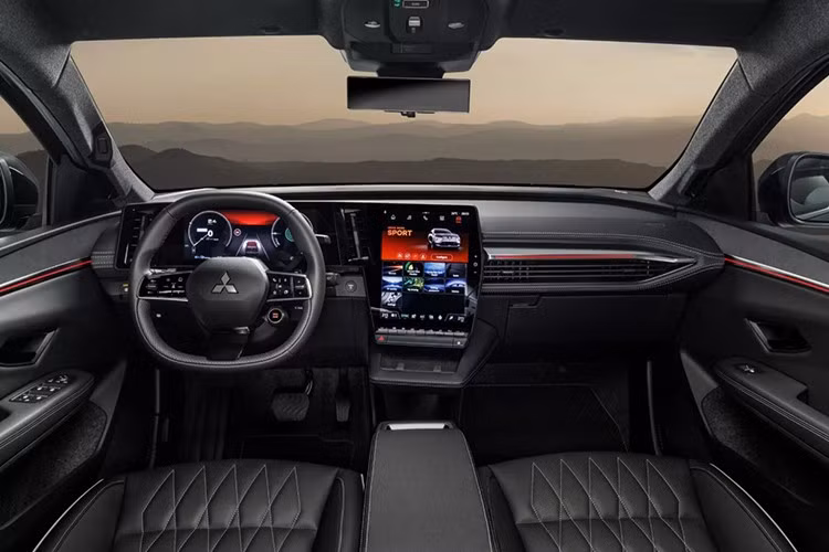 Không gian bên trong của Eclipse Cross EV cũng mang đậm hơi thở Renault với bảng đồng hồ kỹ thuật số 12,3 inch và màn hình trung tâm đặt dọc 12 inch tích hợp hệ sinh thái Google. Mitsubishi chỉ bổ sung một vài tuỳ chọn vật liệu và phối màu để tạo khác biệt.