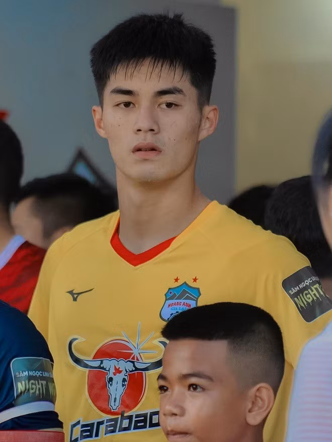 Không chỉ gây chú ý với người hâm mộ, Trung Kiên còn nhận được lời khen từ các đồng đội đàn anh. Trên mạng xã hội, trung vệ Đỗ Duy Mạnh từng để lại bình luận: "Đẹp trai bắt hay nữa. Chịu gì nổi".