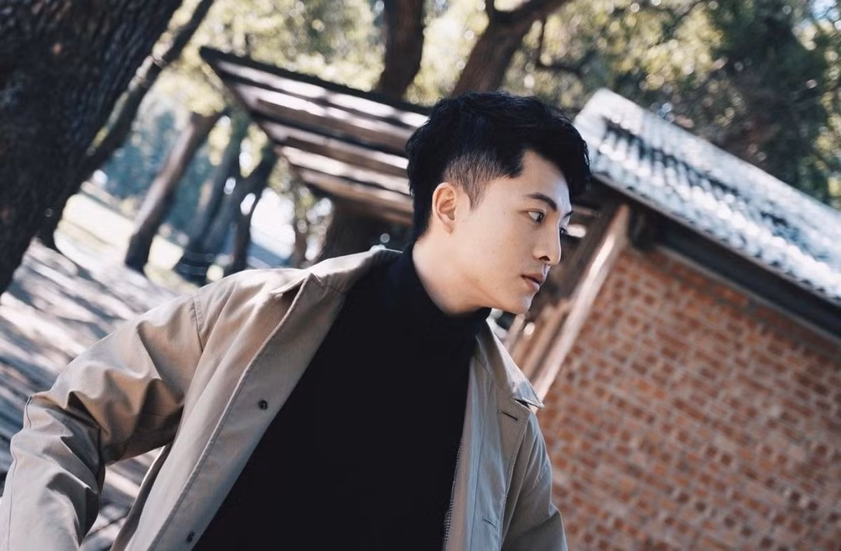 Trở lại với mối quan hệ của Harry Lu và Midu. Cả 2 quen biết nhau qua dự án phim 4 Năm, 2 Chàng, 1 Tình Yêu. Trong thời gian hợp tác chung, bộ đôi diễn viên vướng phải nghi án phim giả tình thật khi thường xuyên xuất hiện chung và có những cử chỉ thân mật mỗi lúc tham dự sự kiện.