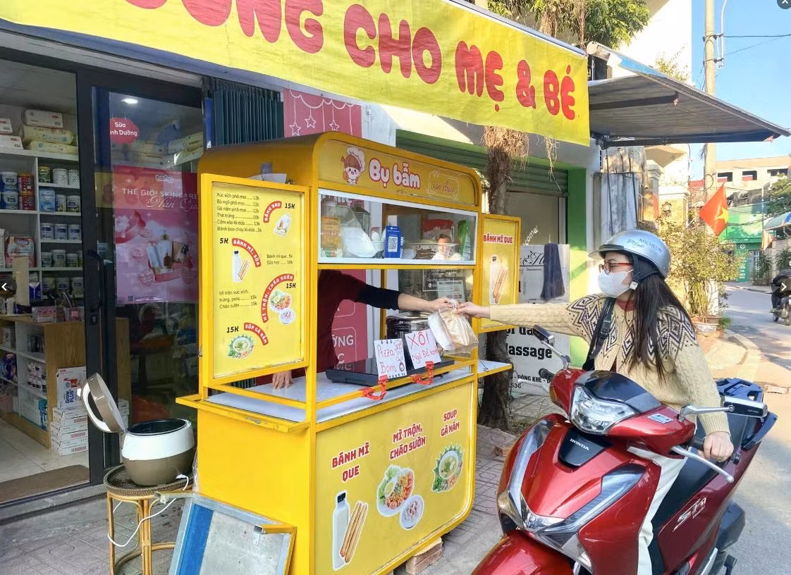 Nhiều chủ hộ kinh doanh đã chủ động tìm hiểu cách khai đúng hồ sơ. Ảnh: Vũ Khoa