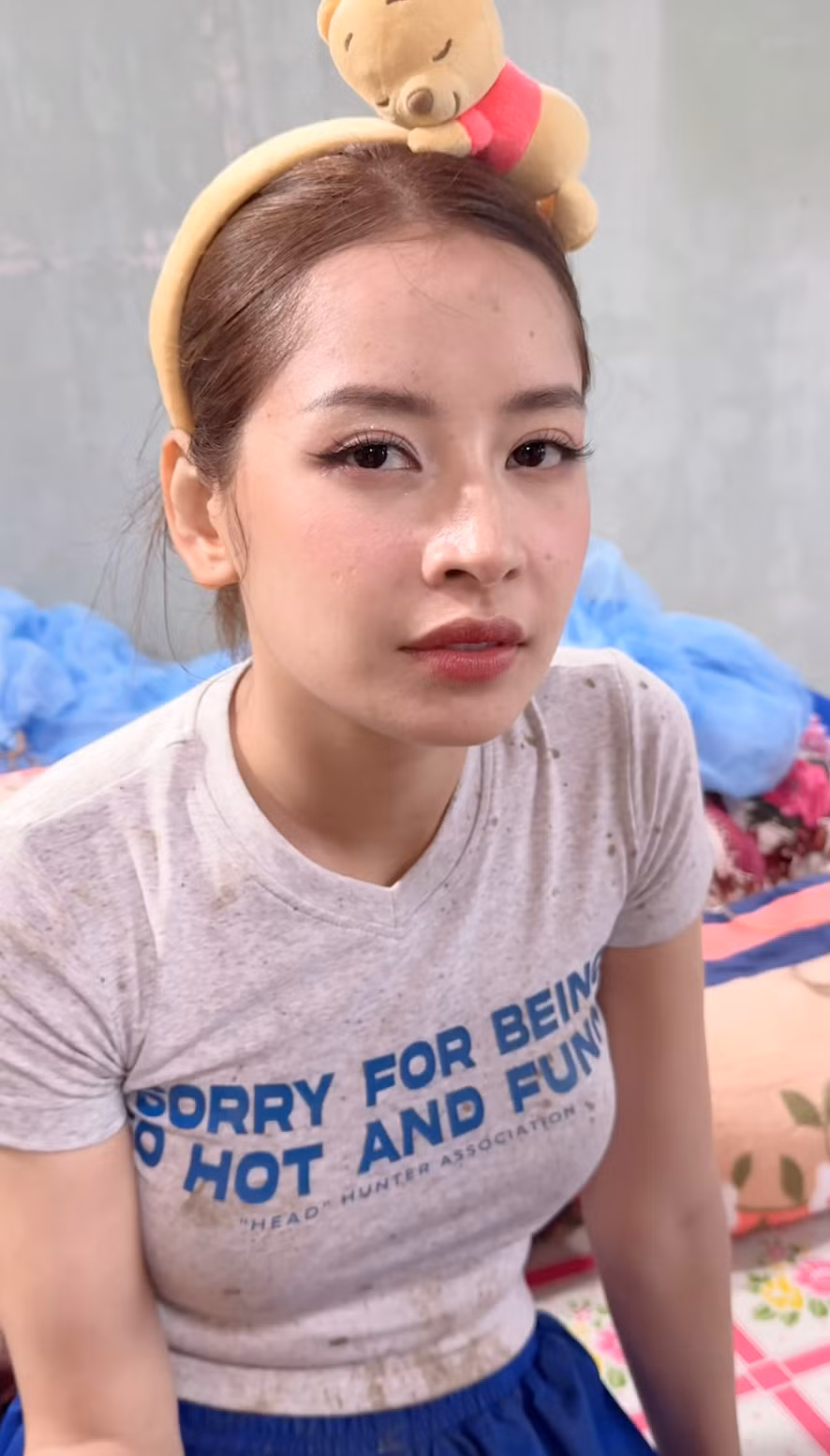 Song ngoại trừ vấn đề này, các đường nét trên gương mặt Chi Pu vẫn đâu ra đấy, bất chấp bùn đất bắn tung tóe lên mặt và mồ hôi mồ kê vì mới lội ruộng bắt vịt xong.