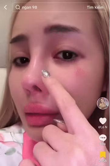 Tuy nhiên thực tế đây là clip cũ khi Ngân 98 và ông xã đi du lịch ở Phú Quý. Nữ Dj thị phi nhanh chóng lên tiếng trấn an: "Dạ clip cũ bác ạ".