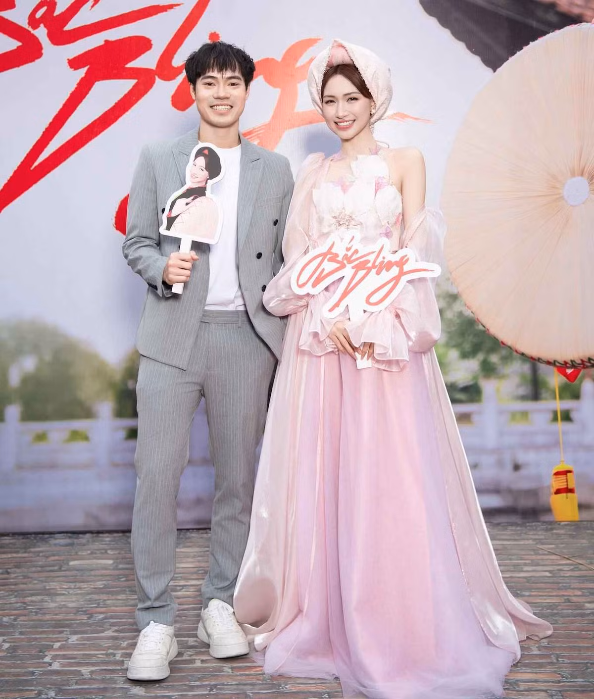 Hòa Minzy và Văn Toàn là một trong những cặp bạn thân nổi tiếng nhất làng giải trí và thể thao Việt Nam. Mối quan hệ của họ không chỉ gắn bó suốt hơn 10 năm mà còn đầy ắp những khoảnh khắc hài hước, đáng yêu khiến người hâm mộ không thể không bật cười.