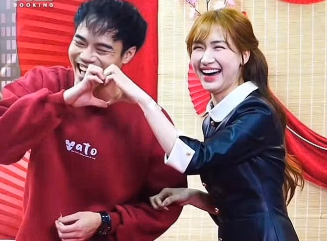 Bên dưới bài đăng bạn bè thân quen liên tục gọi tên tiền đạo Nguyễn Văn Toàn. Dân mạng thích thú nhắn Hoà Minzy cứ mua quà đi vì “Văn Toàn giàu mà”. Trong khi đó, tiền đạo sinh năm 1996 khi ngủ dậy thì “suýt ngất”.