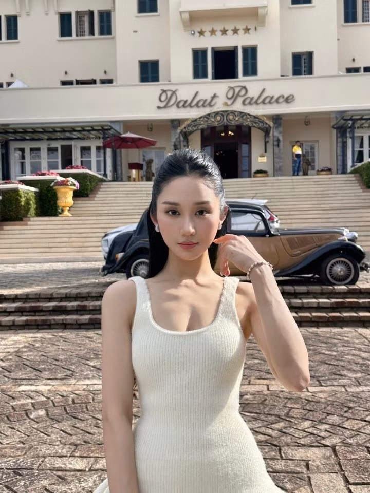 Không chỉ sự nghiệp thăng tiến, cuộc sống của Mina Young cũng được khán giả quan tâm. Nữ streamer thường chia sẻ hình ảnh đời thường nhẹ nhàng, các chuyến du lịch, những khoảnh khắc bên bạn bè và đồng nghiệp trong nhóm SBTC. Tất cả đều cho thấy cô đang tận hưởng cuộc sống năng động, vui vẻ và đầy cảm hứng.