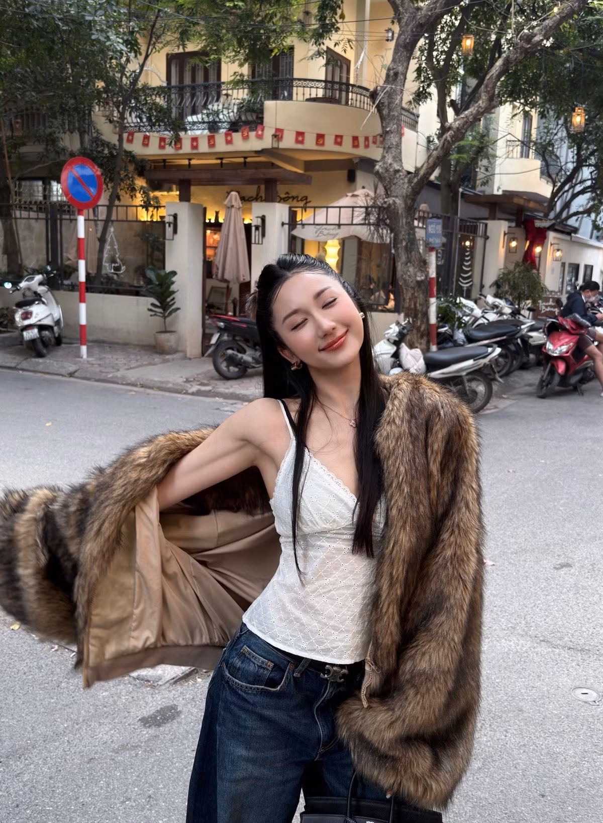 Nữ streamer Mina Young (Nguyễn Thị Nga) – một trong những cái tên đình đám của làng game Việt – mới đây đã chia sẻ loạt ảnh dạo phố trong những ngày Hà Nội bắt đầu trở lạnh.