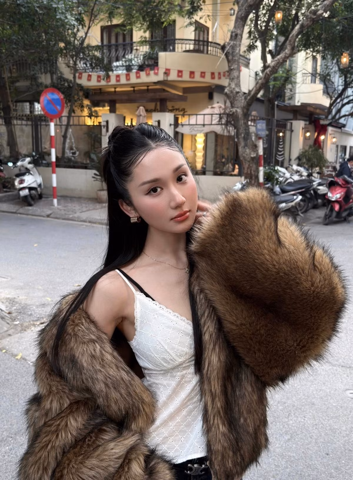 Vẫn giữ phong cách thời trang vừa nữ tính vừa sang chảnh, Mina Young nhanh chóng “đốn tim” người hâm mộ khi xuất hiện với visual rạng rỡ, đầy cuốn hút giữa phố phường Thủ đô.