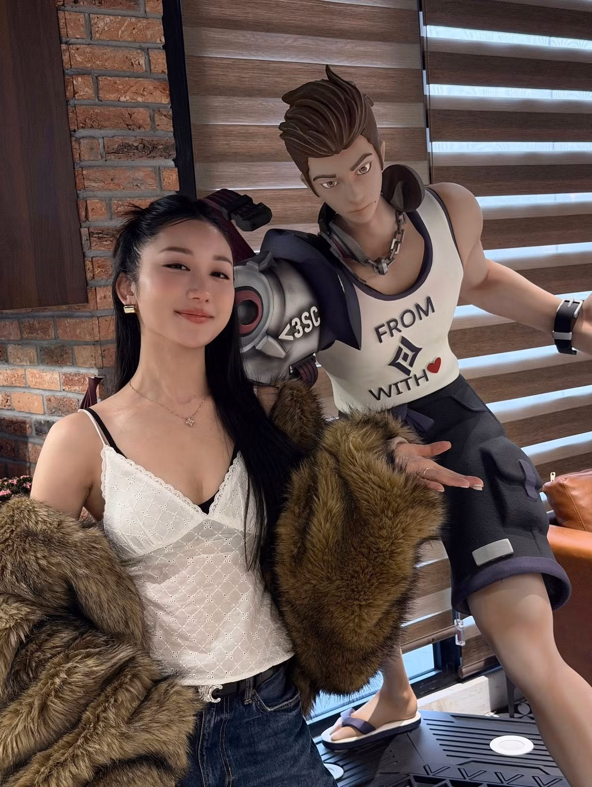 Lần xuất hiện này tạo nên hình ảnh một Mina Young hiện đại, sang trọng nhưng vẫn rất gần gũi – đúng chuẩn phong cách của một trong những nữ streamer được yêu thích nhất hiện nay.