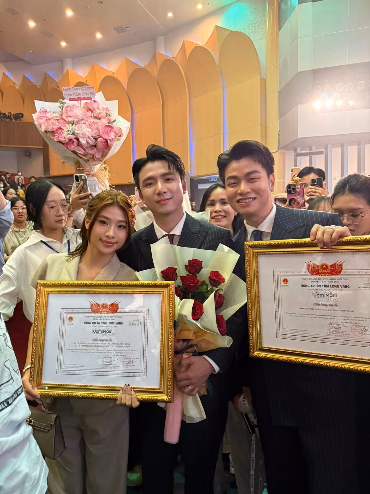 Trong sự kiện, Louis Phạm ghi điểm tuyệt đối với vẻ ngoài tươi tắn, thanh lịch. Cựu VĐV Thể dục dụng cụ diện bộ suit màu be tinh tế, khéo léo khoe vóc dáng cân đối cùng thần thái chững chạc. Chiếc túi xách mini từ Hermès được cô nàng mix tinh tế, tạo điểm nhấn sang trọng cho tổng thể.