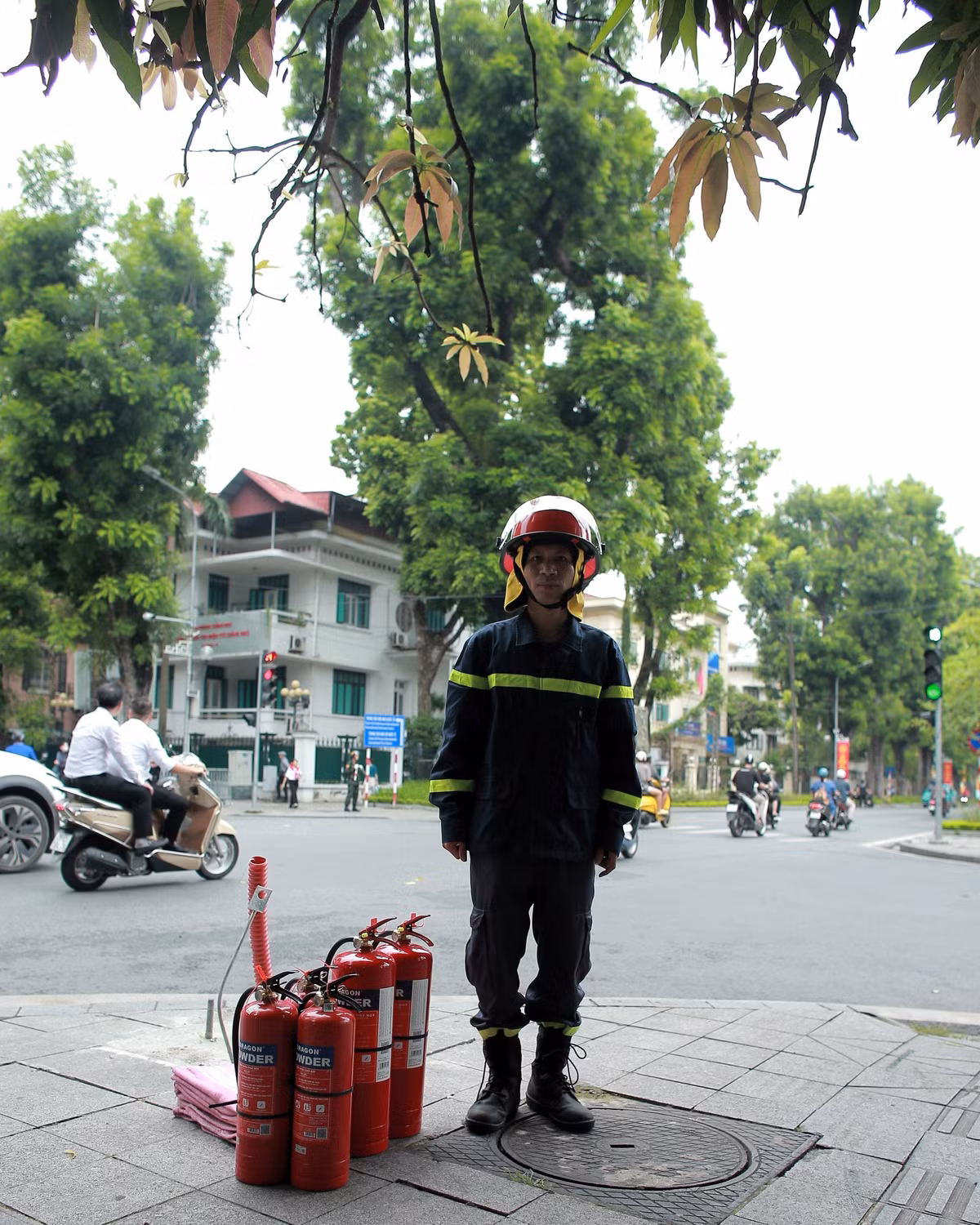Mọi công tác chuẩn bị của lực lượng cảnh sát PCCC&amp;CHCN tại góc phố Chu Văn An - Lê Hồng Phong đã hoàn tất.