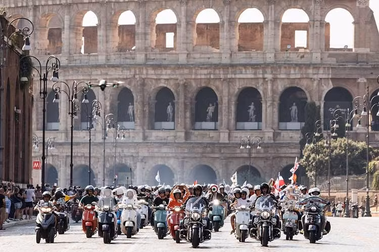 Không khí Đại lễ kỷ niệm 80 năm Vespa – biểu tượng bất hủ của nước Ý – đang diễn ra sôi động trên khắp thành phố Rome, với tâm điểm là Vespa Village (Thị trấn Vespa) tại khu phức hợp Foro Italico. Cộng đồng yêu Vespa (Vespisti) từ khắp nơi trên thế giới đã cùng hội tụ và tham gia chuỗi hoạt động trải nghiệm, giao lưu, tranh tài và đặc biệt là cuộc đại diễu hành lớn nhất trong lịch sử.
