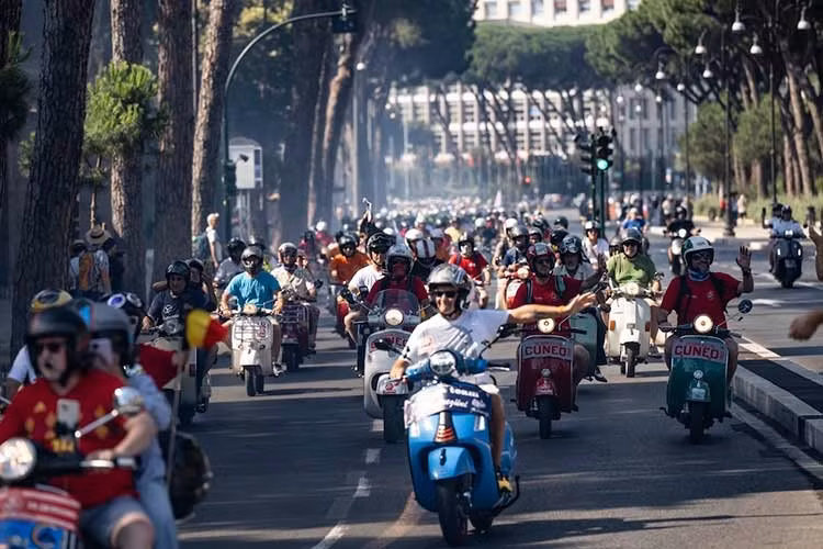 Từ 67 quốc gia trên thế giới, những người yêu Vespa đã cùng chính chiếc xe của mình đến Rome để tham gia hành trình kỷ niệm cột mốc 80 năm của thương hiệu. Trước đó, từ ngày 26/06, lễ hội đã chính thức khởi động với bầu không khí náo nhiệt hơn bao giờ hết, thu hút hàng nghìn du khách và người hâm mộ đến tham quan tại Thị trấn Vespa thuộc khu phức hợp Foro Italico.