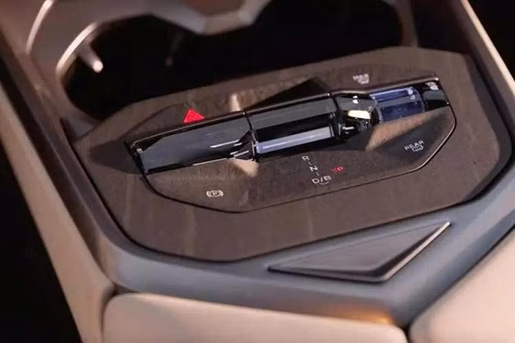 Xe vẫn tăng tốc từ 0-97 km/h trong 4,6 giây nhưng phạm vi hoạt động thuần điện tăng từ 63 km lên 71 km nhờ bộ pin được nâng dung lượng từ 19,2 kWh lên 26,5 kWh. Đáng chú ý nhất là sự xuất hiện của BMW iX5 - phiên bản thuần điện đầu tiên của X5. Xe gần như giống hệt phiên bản dùng động cơ đốt trong nhưng không có các khe hút gió nằm giữa lưới tản nhiệt hình quả thận kép và biển số.