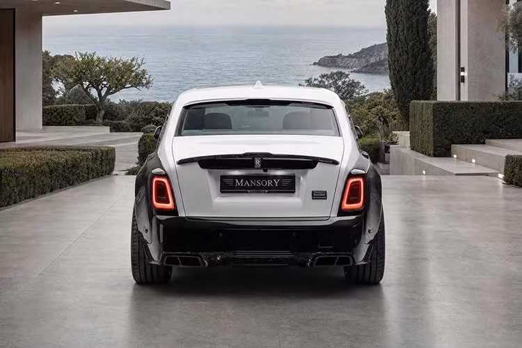 Với Phantom Pearl, Mansory không hướng đến việc biến Rolls-Royce Phantom thành một mẫu sedan mạnh hơn mà chủ yếu nhấn mạnh tính cá nhân hóa. Ngoại thất được thay đổi theo phong cách táo bạo, nội thất được hoàn thiện lại với nhiều vật liệu cao cấp trong khi hệ truyền động vẫn giữ nguyên cấu hình tiêu chuẩn.
