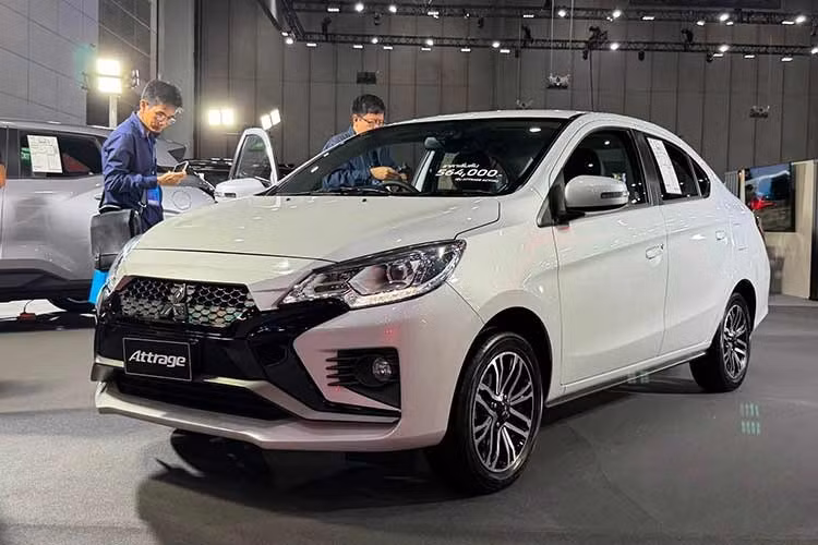 Mitsubishi Motors vừa chính thức giới thiệu phiên bản nâng cấp Mitsubishi Attrage 2026 tại thị trường Thái Lan. Xe được phân phối với 2 phiên bản gồm 1.2 Active và 1.2 Smart.và nhận loạt cải tiến đáng chú ý về thiết kế, hiệu suất vận hành cũng như công nghệ an toàn.