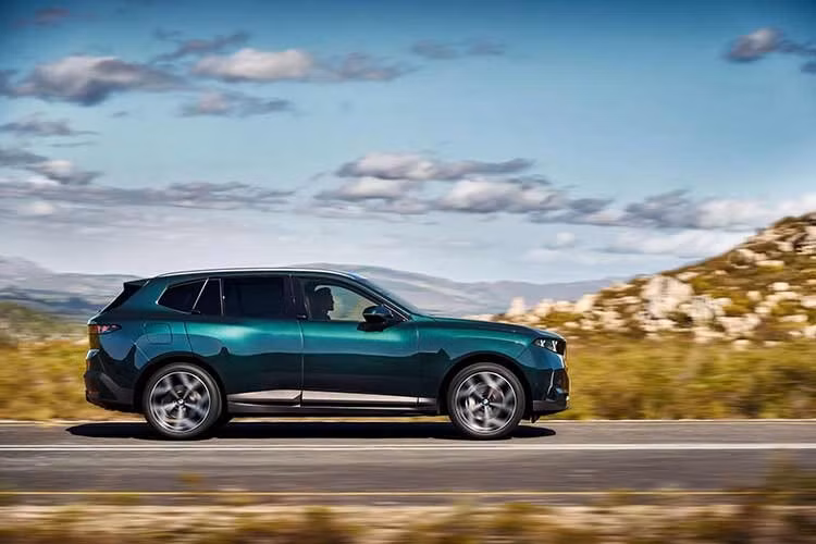 Về thiết kế, BMW X5 2027 mang diện mạo hoàn toàn mới. Mẫu xe điện BMW iX3 cỡ nhỏ hơn ra mắt vào mùa thu năm ngoái đã truyền cảm hứng cho X5 mới với nhiều chi tiết thiết kế Neue Klasse ở đầu xe và bên sườn. Tuy nhiên, các nhà thiết kế của BMW không chỉ đơn thuần là phóng to iX3 lên để tạo ra X5 mới.