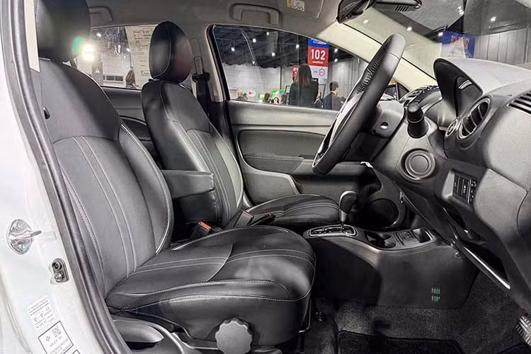 Một nâng cấp đáng chú ý khác là việc Mitsubishi trang bị hệ thống hỗ trợ lái nâng cao ADAS ngay từ phiên bản tiêu chuẩn Active, bao gồm cảnh báo va chạm phía trước (FCW) và cảnh báo chệch làn đường (LDW).
