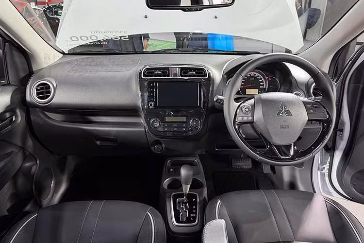 Về nội thất, Mitsubishi Attrage 2026 sở hữu cấu hình 5 chỗ ngồi với ghế bọc da, các chi tiết bên trong cũng được làm mới, nhưng không thay đổi quá nhiều. Xe có màn hình giải trí cảm ứng 7 inch, hỗ trợ Apple CarPlay và Android Auto, đi kèm hệ thống định vị và dàn âm thanh 4 loa.