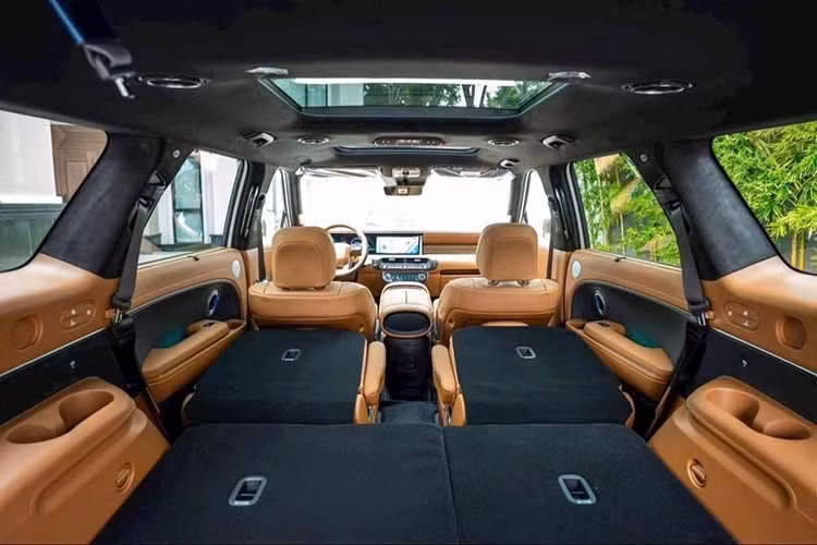 Về chỗ ngồi, Hyundai cung cấp tùy chọn 7, 8 hoặc 9 chỗ ngồi trên 3 hàng ghế. Hai ghế hàng thứ 2 riêng biệt của bản 7 chỗ có chức năng gập điện, trượt, ngả và tùy chọn mát-xa, với tính năng nghiêng ra sau. Hàng ghế thứ 3 cũng có thể trượt về phía trước, tạo ra sức chứa cốp xe lên tới 615 lít. Người lái có thể điều chỉnh vị trí và góc của hàng ghế thứ 2 và thứ 3 từ màn hình thông tin giải trí.