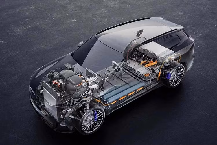 BMW iX5 60 AWD 2026 sử dụng 2 mô-tơ điện, cho tổng công suất 570 mã lực và mô-men xoắn cực đại 804 Nm, mang đến khả năng tăng tốc từ 0-97 km/h trong 4,4 giây. Tuy nhiên, điểm ấn tượng hơn cả là phạm vi hoạt động. BMW ước tính xe có thể di chuyển tới 700 km theo tiêu chuẩn EPA nhờ bộ pin có dung lượng 144 kWh sử dụng các tế bào pin hình trụ thế hệ mới tương tự trên iX3. Trọng lượng không tải của BMW iX5 2027 được dự đoán vượt mức 2.720 kg.