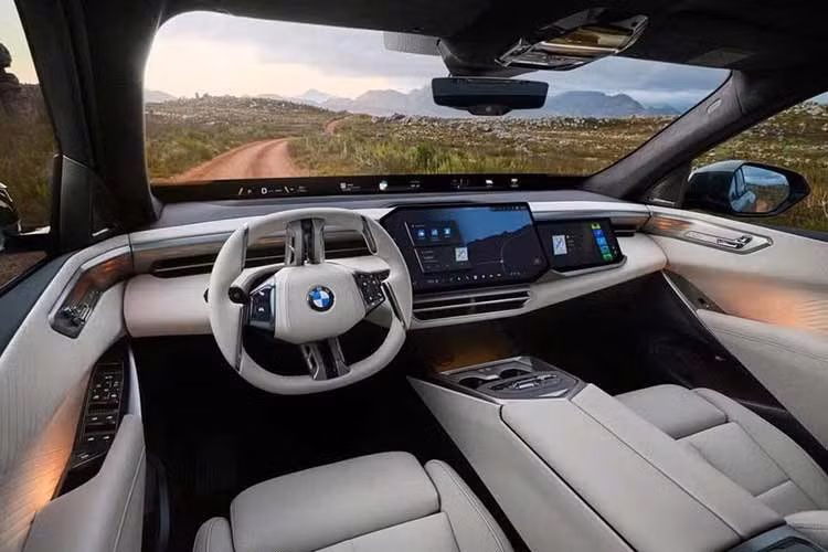 Không gian nội thất của X5 mới là nơi được BMW đầu tư mạnh, cả về vật liệu lẫn công nghệ. Chẳng hạn, gói tùy chọn Clear and Bold bổ sung các chi tiết ốp đá phiến thật trên bệ trung tâm, kết hợp với các chi tiết bằng kính trên cần số và núm chỉnh âm lượng. Bên cạnh đó là dải đèn viền nội thất phát sáng kéo dài từ cửa bên này sang bên kia. Ngoài ra, tất cả các phiên bản đều được trang bị trần kính toàn cảnh cỡ lớn với diện tích khoảng 2,6 m².