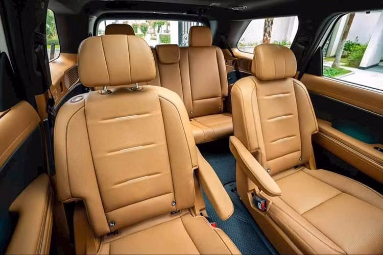 Palisade là mẫu xe Hyundai mới nhất bỏ huy hiệu H trên vô lăng. Thay vào đó, bốn dấu chấm biểu thị chữ "H" trong mã Morse. Xe cũng được trang bị đèn nội thất tinh tế để tạo ra bầu không khí ấm cúng, sang trọng.