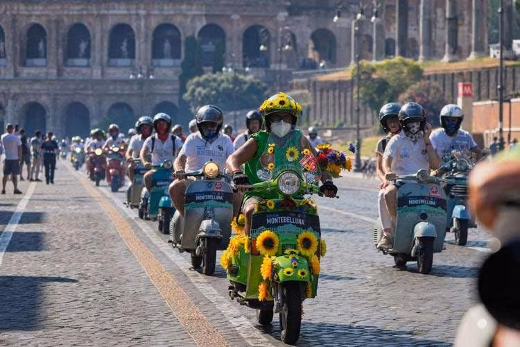 Khu trưng bày bộ sưu tập những mẫu Vespa lịch sử quý hiếm đến từ Bảo tàng Piaggio, cùng loạt sản phẩm Vespa hiện hành đang được phân phối trên toàn cầu. Song song đó, Vespa Store cũng giới thiệu Bộ sưu tập Kỷ niệm 80 năm Vespa cùng nhiều sản phẩm và quà lưu niệm độc quyền, mang đến trải nghiệm mua sắm dành riêng cho những yêu Vespa.