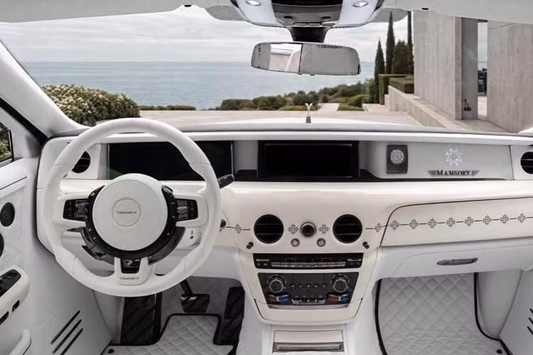 Không gian nội thất tiếp tục là khu vực được Mansory đầu tư nhiều nhất. Toàn bộ ghế ngồi được bọc da màu trắng với họa tiết quả trám, kết hợp các đường chỉ và viền màu đen để tạo điểm nhấn.