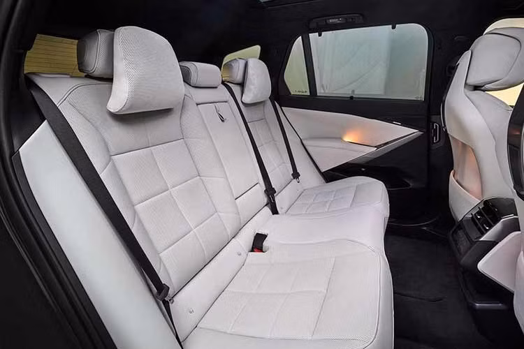 Hệ thống BMW Panoramic iDrive bao gồm màn hình trung tâm có kích thước 17,9 inch và bảng đồng hồ kỹ thuật số kéo dài từ cột này sang cột kia ở chân kính chắn gió. Phía trên là màn hình hiển thị thông tin trên kính lái 3D. Đồng thời, khách hàng cũng có thể lựa chọn thêm màn hình 14,6 inch dành cho hành khách phía trước để xem nội dung giải trí khi di chuyển.