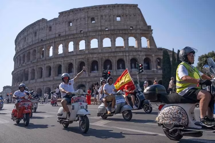 Trong suốt nhiều ngày diễn ra sự kiện, hàng nghìn chiếc Vespa liên tục xuất hiện trên các tuyến phố trung tâm Rome, biến thành phố trở thành sân khấu sống động của một biểu tượng đã đồng hành cùng nhiều thế hệ.