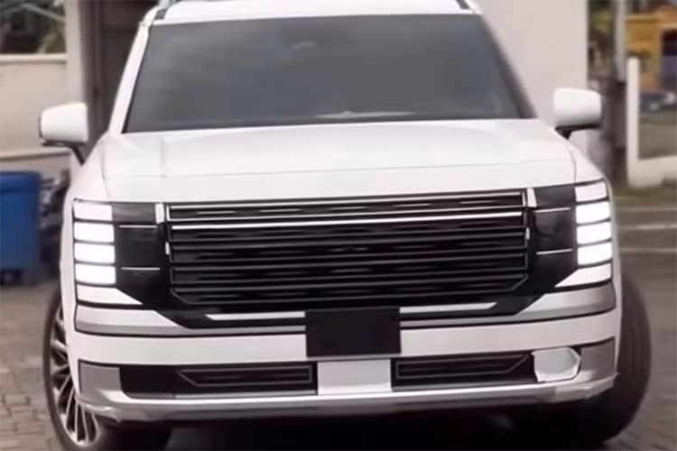 Về thiết kế, Hyundai Palisade 2026 mới khác biệt hoàn toàn so với thế hệ hiện tại đang bán ở Việt Nam. Điểm nhấn ở ngoại thất là dải đèn LED chiếu sáng ban ngày dạng khối lớn, đèn chiếu sáng là dạng LED projector. Bộ mâm xe có kích thước tới 21 inch. Phiên bản mới cũng được tăng kích thước, mở ra không gian nội thất rộng rãi hơn.