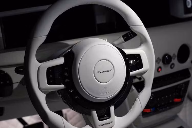 Nhìn tổng thể, khoang lái vẫn giữ được sự sang trọng vốn có của Rolls-Royce nhưng được bổ sung nhiều chi tiết mang dấu ấn cá nhân hóa theo phong cách của Mansory. Khác với nhiều bản độ hiệu suất cao, Mansory không công bố bất kỳ thay đổi nào đối với hệ truyền động của Phantom Pearl.