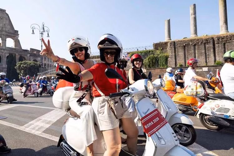 Khởi hành từ quần thể di tích Terme di Caracalla, đoàn xe hùng hậu lần lượt đi qua những biểu tượng nổi tiếng của Thủ đô Rome như Đấu trường Colosseum, Quảng trường Piazza Venezia, Đài tưởng niệm Altare della Patria trước khi tiếp tục hành trình dọc theo đại lộ Fori Imperiali.