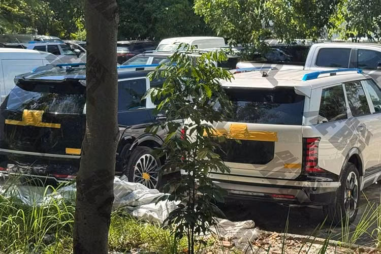Từ đầu năm nay, nhiều đại lý đã bắt đầu nhận cọc cho mẫu Hyundai Palisade 2026, xe dự kiến ra mắt thị trường Việt Nam vào quý III năm nay. Mới đây, hai chiếc Hyundai Palisade thế hệ mới vừa được bắt gặp tại trung tâm thử nghiệm khí thải ở Hà Nội, qua đó cho thấy mẫu SUV cỡ lớn này nhiều khả năng đang trong quá trình hoàn tất thủ tục để chuẩn bị ra mắt.