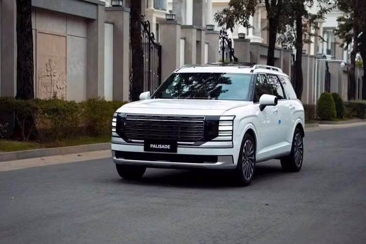 Với loạt nâng cấp cùng việc bổ sung công nghệ hybrid, giá bán của Palisade 2026 mới được dự báo sẽ nhỉnh hơn so với trước. Theo thông tin ban đầu từ giới tư vấn bán hàng, mẫu xe Hàn này sẽ có 3 phiên bản. Bản hybrid là cấu hình cao nhất, được phía đại lý hé lộ có giá tạm tính khoảng hơn 2,1 tỷ đồng, trong khi bản máy xăng có giá dự kiến từ hơn 1,7 tỷ đồng.