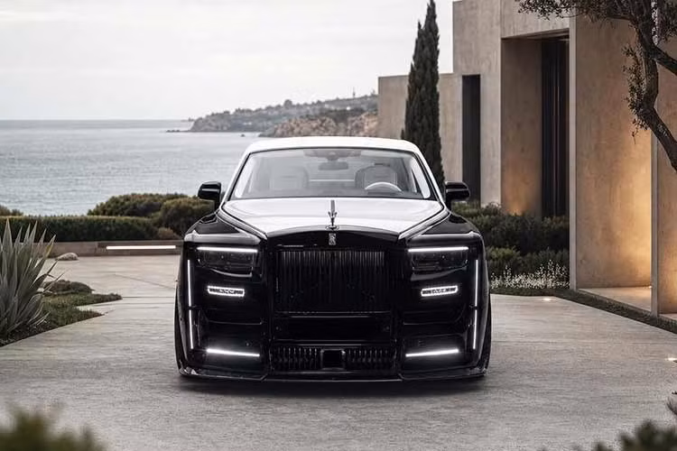 Phong cách độ này cũng là hướng nâng cấp quen thuộc của Mansory trên các dòng xe siêu sang, ưu tiên tạo nên một diện mạo khác biệt để chiếc xe nổi bật hơn so với phiên bản nguyên bản của nhà sản xuất. Mức giá xe Rolls-Royce Phantom 2026 độ Mansory Pearl vãn chưa được công bố.