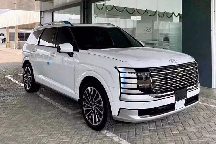 Hai chiếc Hyundai Palisade 2026 mới xuất hiện tại Việt Nam, cho thấy mẫu SUV này nhiều khả năng sẽ được phân phối với ít nhất 2 phiên bản. Cả hai chiếc đều những sự khác biệt về mặt trang bị. Chiếc đầu tiên dùng mâm đa chấu 21 inch, trong khi chiếc còn lại chỉ dùng mâm 5 chấu 20 inch. Đối chiếu với thị trường quốc tế, khả năng cao sẽ có phiên bản cao cấp.