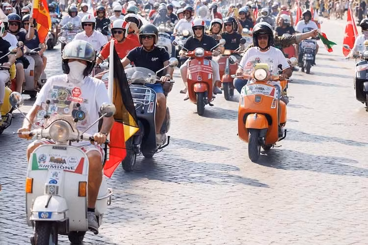 Trong khi đó, Gymkhana World Championship mang đến những màn trình diễn kỹ năng ấn tượng khi các tay lái lần lượt chinh phục những bài thi kỹ thuật qua hệ thống chướng ngại vật nhằm kiểm tra khả năng điều khiển, sự cân bằng và mức độ tập trung.