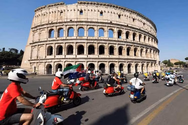 Bên cạnh cuộc đại diễu hành lịch sử, “VESPA ROMA 2026 – 80 NĂM MỘT BIỂU TƯỢNG” còn mang đến chuỗi hoạt động trải nghiệm phong phú, biến Vespa Village thành điểm hẹn của cộng đồng yêu Vespa trên toàn thế giới. Tại đây, người hâm mộ được hòa mình vào không gian lễ hội với các chương trình âm nhạc, triển lãm ảnh đặc sắc...