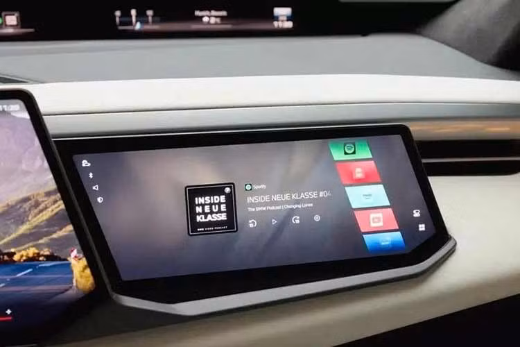 Trước mặt người lái, vô lăng chấu dọc từng gây nhiều tranh cãi trên BMW iX3 tiếp tục là trang bị tiêu chuẩn, kể cả với gói M Sport. Tuy nhiên, nếu khách hàng chọn gói M Sport Professional, xe sẽ chuyển sang dùng vô lăng mang thiết kế truyền thống hơn. Tất cả các phiên bản của X5 đều được trang bị cửa hít, nhưng tính năng đóng cửa hoàn toàn tự động lại là tùy chọn.