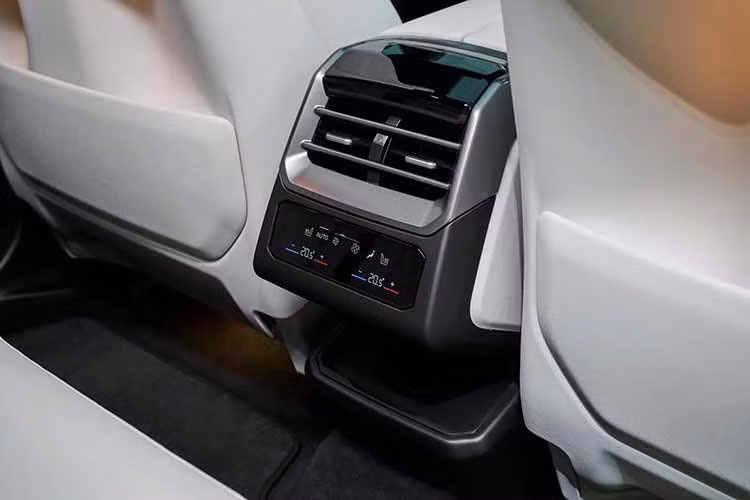 BMW X5 40 2027 sẽ có cả bản dẫn động cầu sau lẫn dẫn động 4 bánh toàn thời gian xDrive. Nếu muốn lựa chọn xe hybrid sạc điện, phiên bản X5 50e AWD là ứng cử viên sáng giá. Bản này kết hợp động cơ xăng 6 xi-lanh thẳng hàng với mô-tơ điện có công suất 194 mã lực, tạo ra tổng sức mạnh 483 mã lực và mô-men xoắn cực đại 700 Nm, tương đương đời 2026.