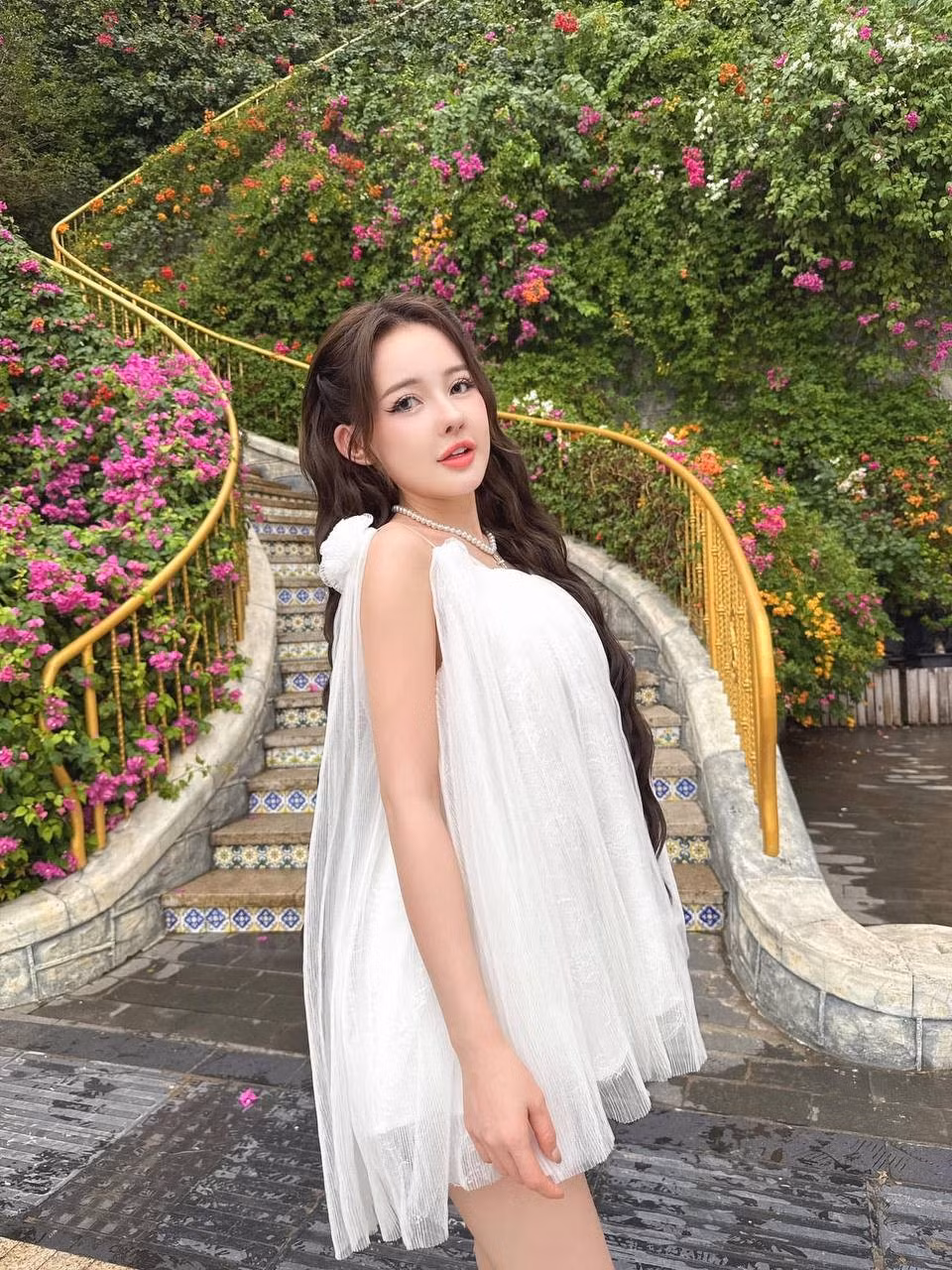 Dù vậy, cũng không ít những lần Ngân 98 gây bất ngờ khi xuất hiện với diện mạo kín đáo, makeup nhẹ nhàng và phong thái dịu dàng hơn hẳn. Nhưng tiếc rằng, chưa kịp lấy lại thiện cảm thì cô lại nhanh chóng quay về cách ăn mặc hở hang tới lố lăng, khiến hình ảnh cá nhân mãi loay hoay trong vùng tranh cãi giữa tự do thể hiện phong cách cá nhân và phản cảm quá đà.