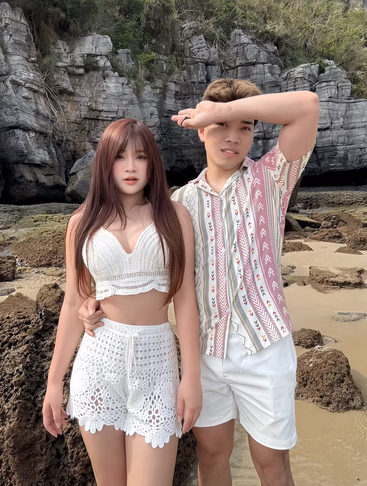 Lyly đã công khai tình mới là Soanh Trần, dành hẳn một chủ đề story nổi bật để chia sẻ những khoảnh khắc thân mật khi cả hai bên nhau với tiêu đề: "Anh í".