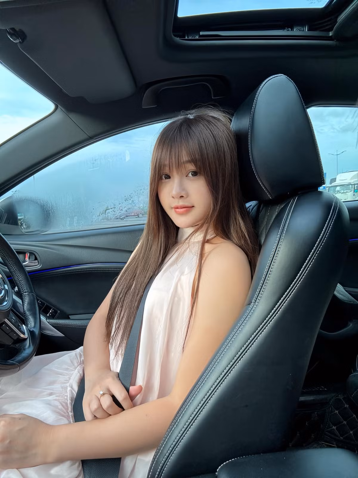 Trong dịp mừng sinh nhật tuổi 27 của Soanh, Lyly đã âm thầm tổ chức buổi tiệc chỉn chu, ấm cúng. Đăng tải trên trang cá nhân, cô nàng không ngại xưng hô cực ngọt với nửa kia là "chồng iu".