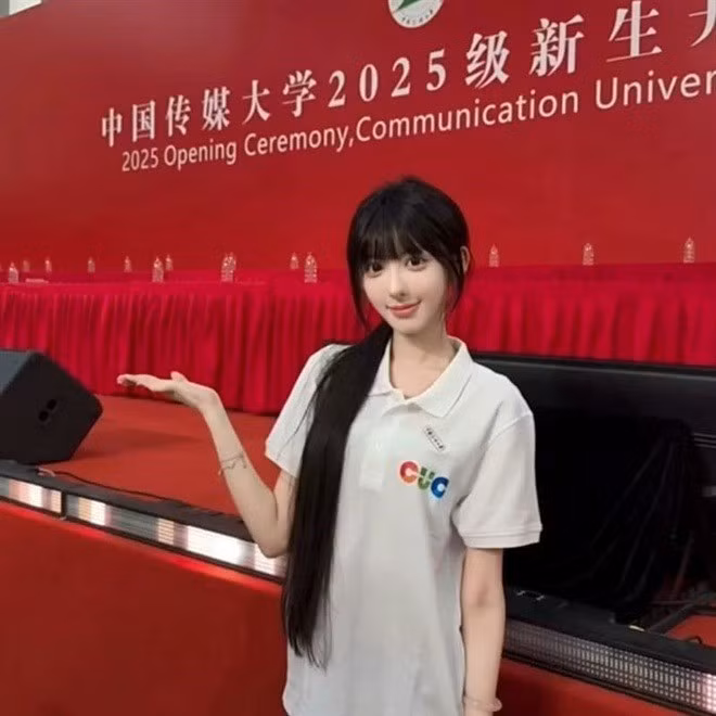 Được biết, Hồ Hinh Di đã đăng ký thi Phát thanh truyền hình và giành giải cao nhất toàn Bắc Kinh. Trong kỳ thi này, thí sinh buộc phải để mặt mộc tự nhiên, không được trang điểm để các giám khảo có thể đánh giá ngoại hình một cách chân thực nhất. Tuy nhiên, do gương mặt quá xuất sắc nên dù đã tẩy trang sạch sẽ, nữ sinh khi vào phòng thi vẫn bị bắt tẩy trang liên tiếp tới 5 lần.