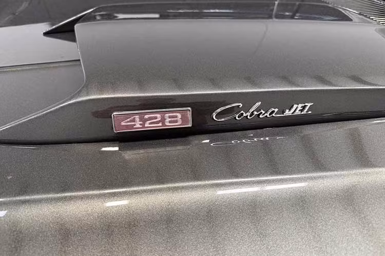 Trong số 11.099 chiếc fastback đó, gần 75% (7.454 chiếc) được trang bị động cơ 428 Cobra Jet Ram Air – động cơ V8 7 lít mã R. Hơn một nửa trong số đó được trang bị hộp số sàn 4 cấp Top-Loader, còn lại 3.544 chiếc sử dụng hộp số tự động C6 Select-Shift. Việc chiếc xe này có màu xanh Black Jade kết hợp với nội thất đen đã làm giảm đáng kể số lượng xe có sẵn: chỉ có 407 chiếc được sản xuất với sự kết hợp màu sắc này.
