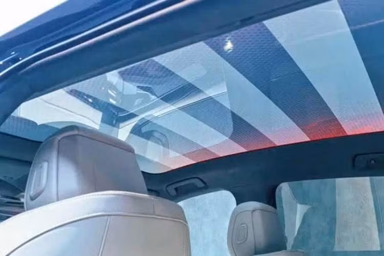 Nội thất Audi A6L vẫn tuân thủ ngôn ngữ thiết kế tương lai với sự xuất hiện của ba màn hình trung tâm: màn hình điều khiển chính 14,5 inch, bảng đồng hồ kỹ thuật số 11,9 inch và một màn hình 10,9 inch dành riêng cho hành khách phía trước. Ngoài ra, xe còn sở hữu màn hình hiển thị kính lái HUD 13,1 inch và hai vị trí sạc điện thoại không dây tiện dụng.